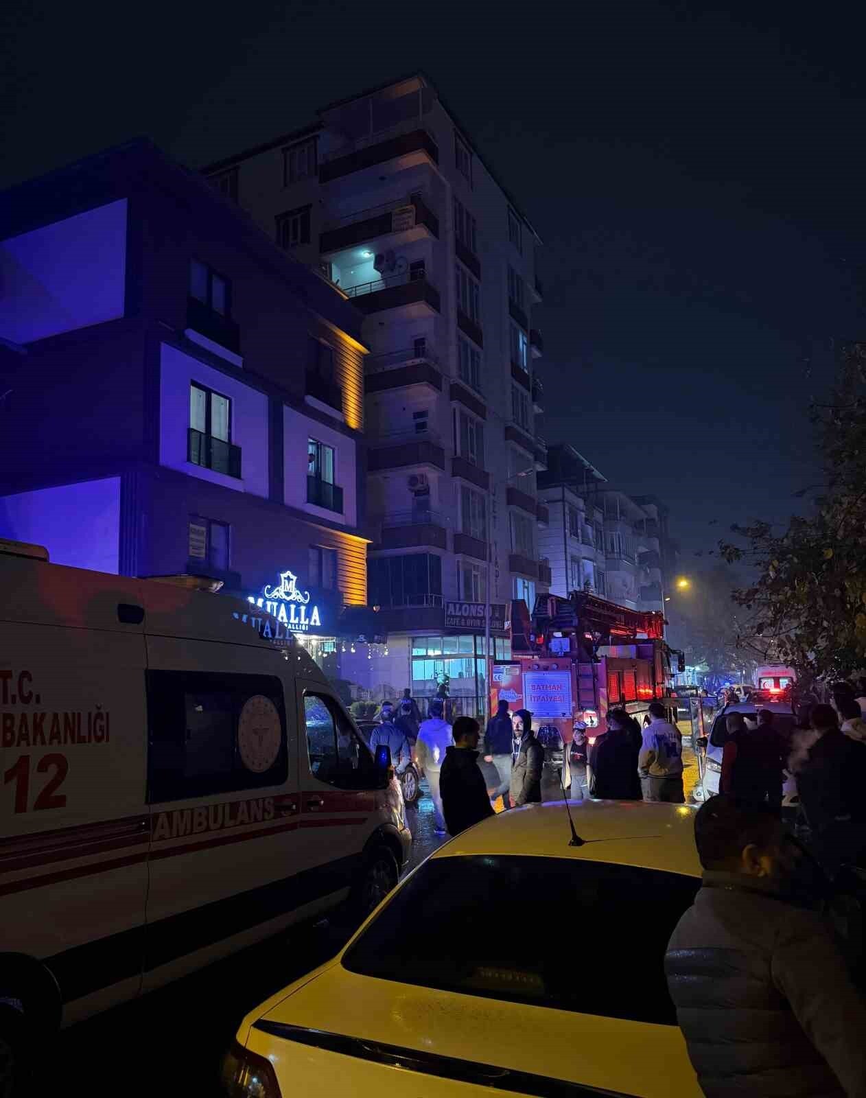 BATMAN’DA BİR APARTMANIN BALKONUNA ÇIKAN BİR KİŞİ, ÇEVREDEKİLERİN ŞAŞKIN BAKIŞLARI ARASINDA...