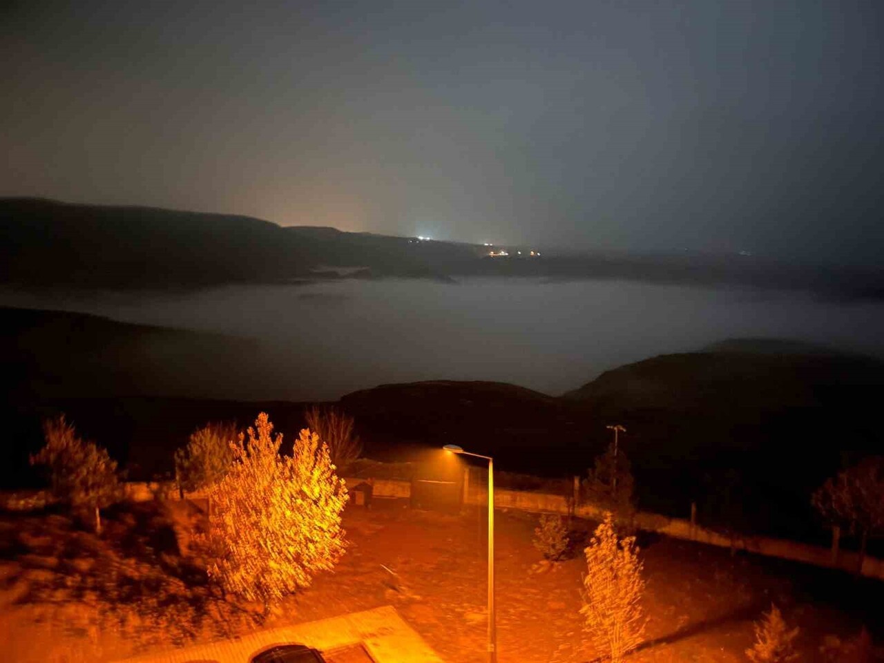 BATMAN’DA DİCLE NEHRİ’NİN BATIRAMAN HAVZASINDA GECE SAATLERİNDE ANİDEN ÇÖKEN YOĞUN SİS, BÖLGEYİ...