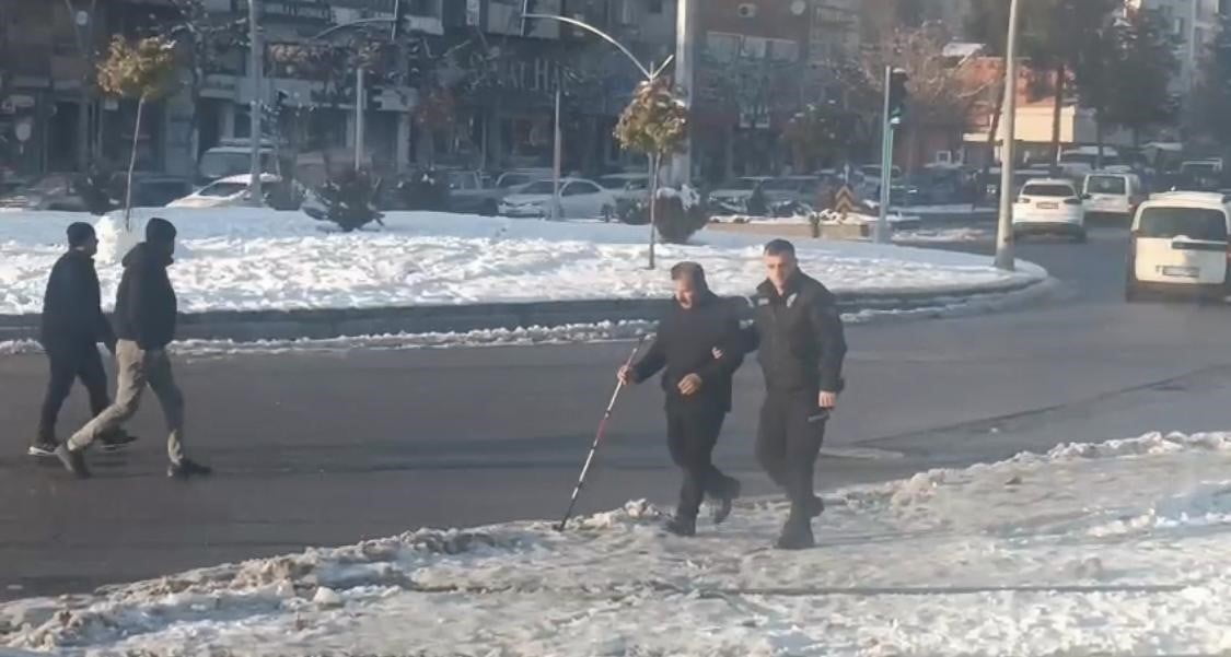 BATMAN’DA KAR YAĞIŞI NEDENİYLE KAYGANLAŞAN YOLDA YÜRÜMEKTE ZORLANAN GÖRME ENGELLİ YAŞLI VATANDAŞA...