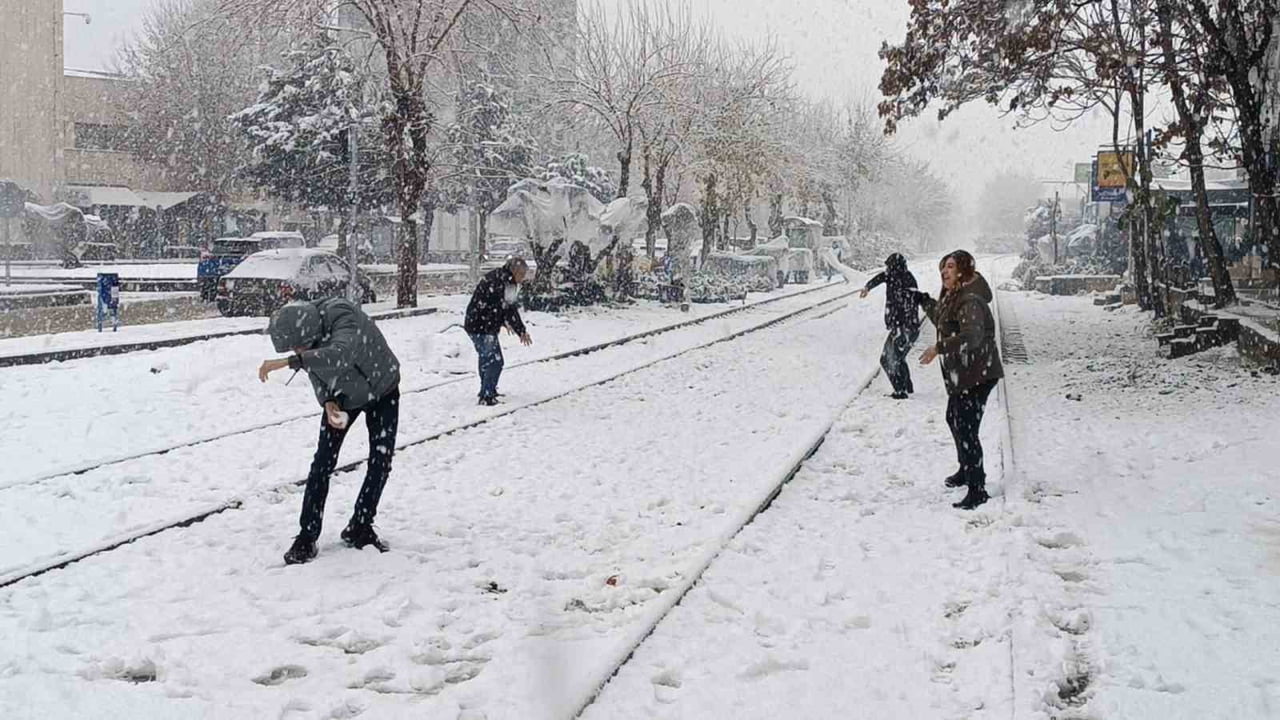 BATMAN’DA YAKLAŞIK 10 YIL ARADAN SONRA ETKİLİ OLAN YOĞUN KAR YAĞIŞI, KENTTE SEVİNÇLE KARŞILANDI....