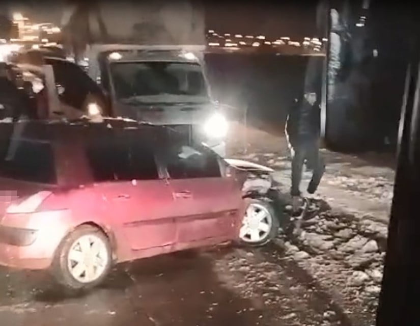 BATMAN’DA YOĞUN KAR YAĞIŞI SONRASI MEYDANA GELEN BUZLANMA SONUCU TRAFİK KAZASI MEYDANA GELDİ.