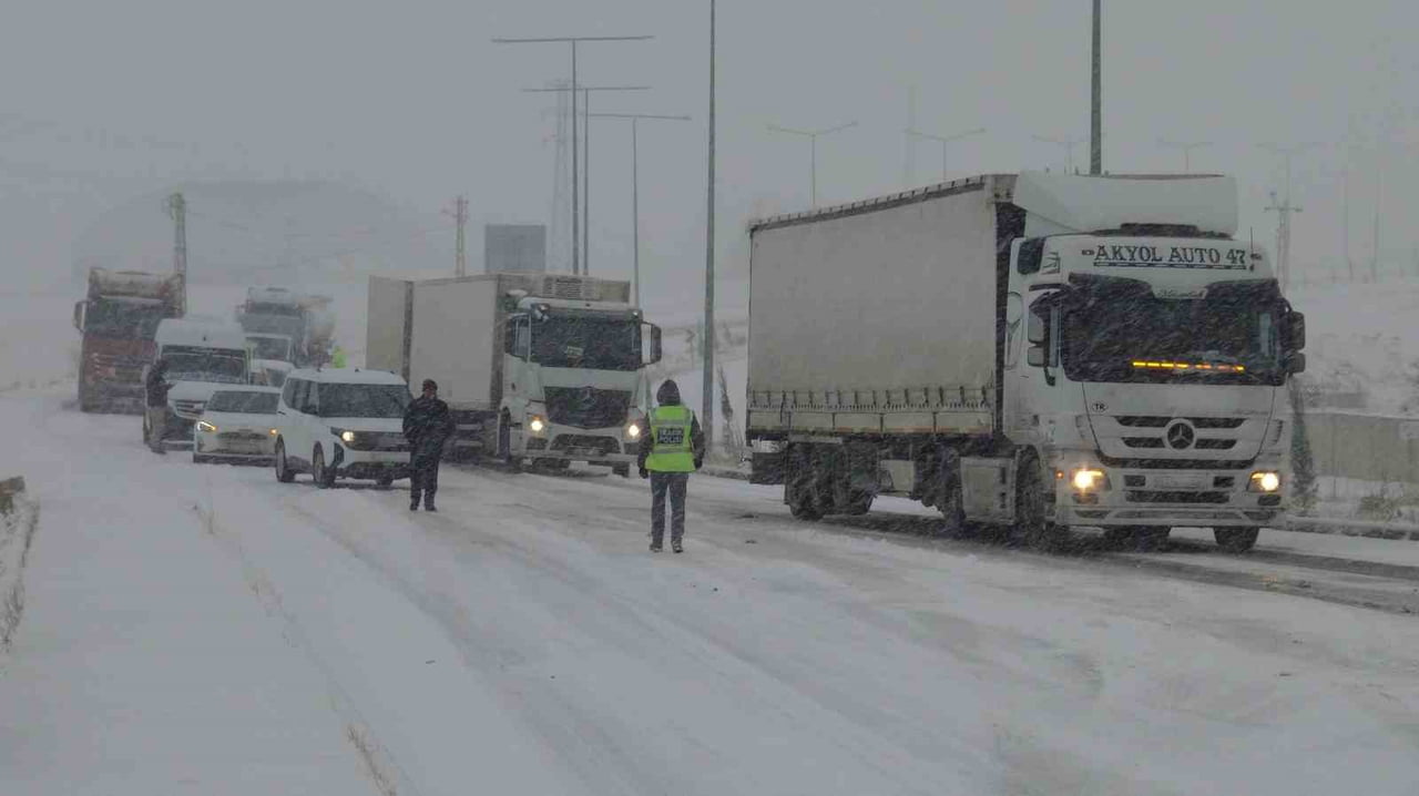 BATMAN’IN GERCÜŞ İLÇESİNDE ETKİLİ OLAN TİPİ VE KAR YAĞIŞI NEDENİYLE KAPANAN AYRANCI GEÇİDİ ULAŞIMA...