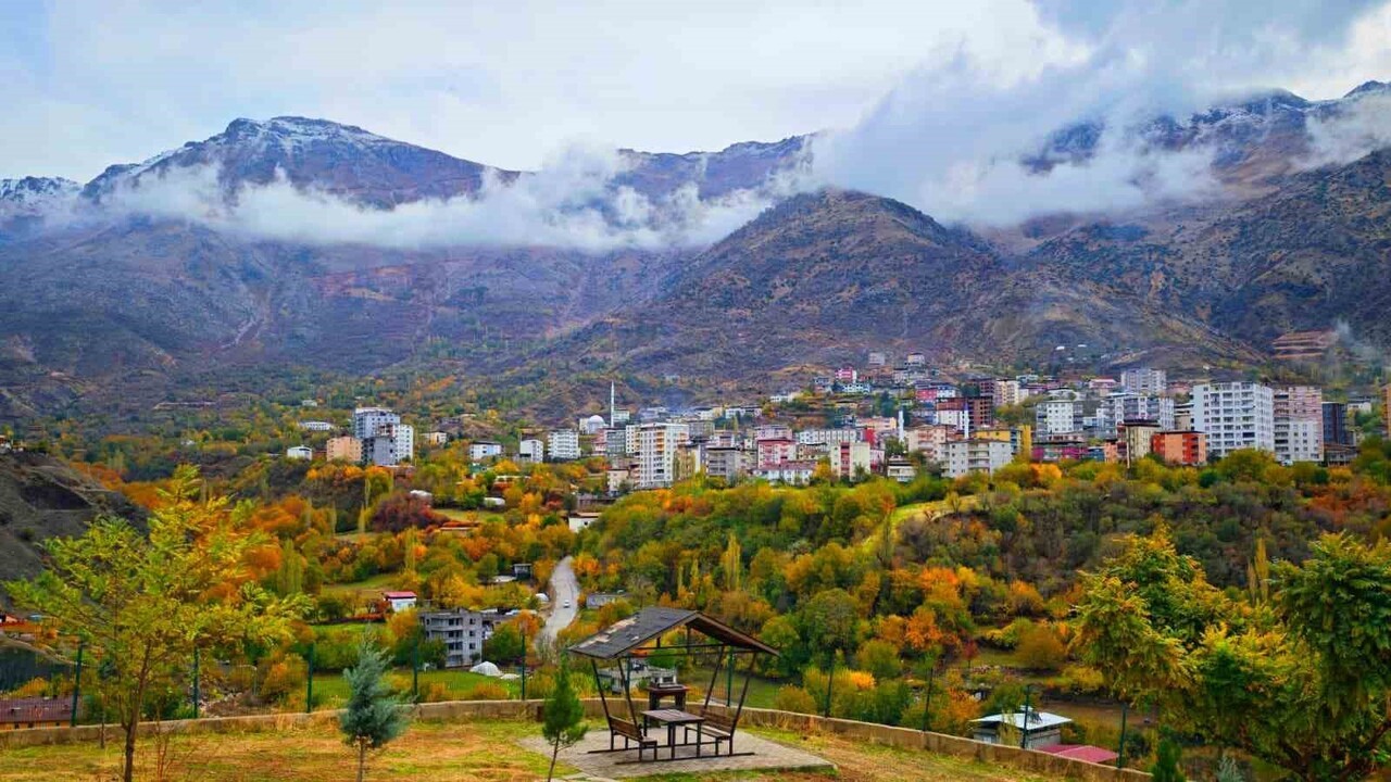 BATMAN’IN SASON İLÇESİ, SONBAHAR İLE BİRLİKTE ADETA RENK CÜMBÜŞÜNE DÖNÜŞTÜ. YAPRAKLARIN...