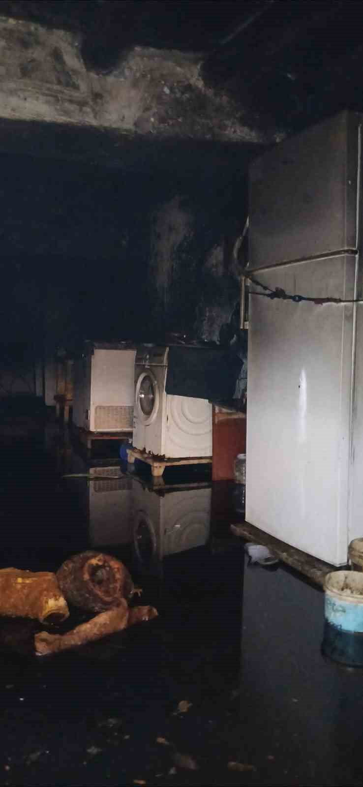 BATMAN’IN SASON İLÇESİNDE, ODUN SOBASINDAN SIÇRAYAN KIVILCIMLAR NEDENİYLE ÇIKAN YANGIN EVİ...