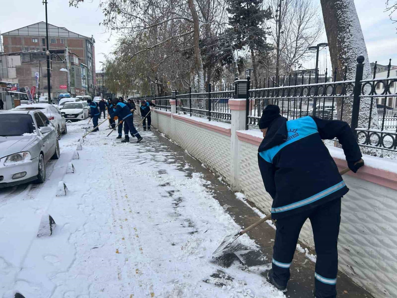 BATTALGAZİ BELEDİYESİ EKİPLERİ, ETKİLİ OLAN KAR YAĞIŞIYLA BİRLİKTE İLÇE GENELİNDE YOL GÜVENLİĞİNİ...