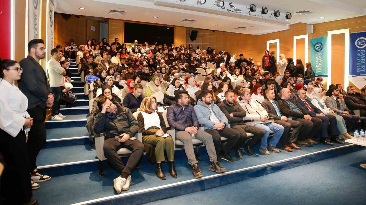 BAYBURT'TA ÖĞRENCİLER YAPAY ZEKA DESTEKLİ DOLANDIRICILIĞA KARŞI BİLGİLENDİRİLDİ