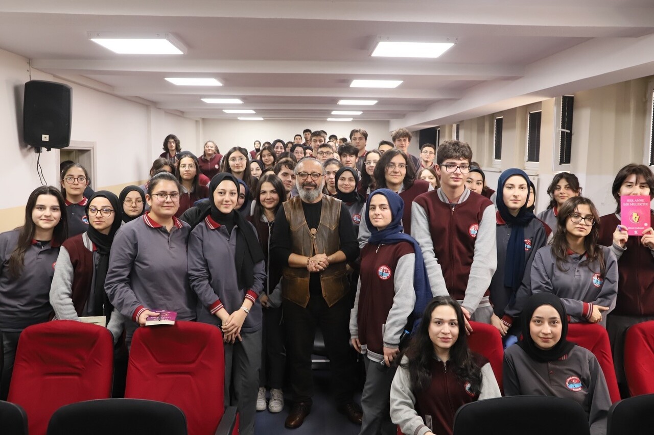 BAYBURT MİLLÎ İRADE ANADOLU LİSESİNDE SİNAN YAĞMUR SÖYLEŞİSİ DÜZENLENDİ