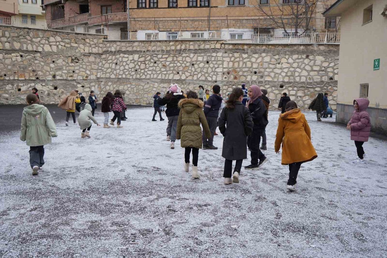 BAYBURT’TA MEVSİMİN İLK KARI DÜŞTÜ: ÖĞRENCİLER BAHÇEYE KOŞTU