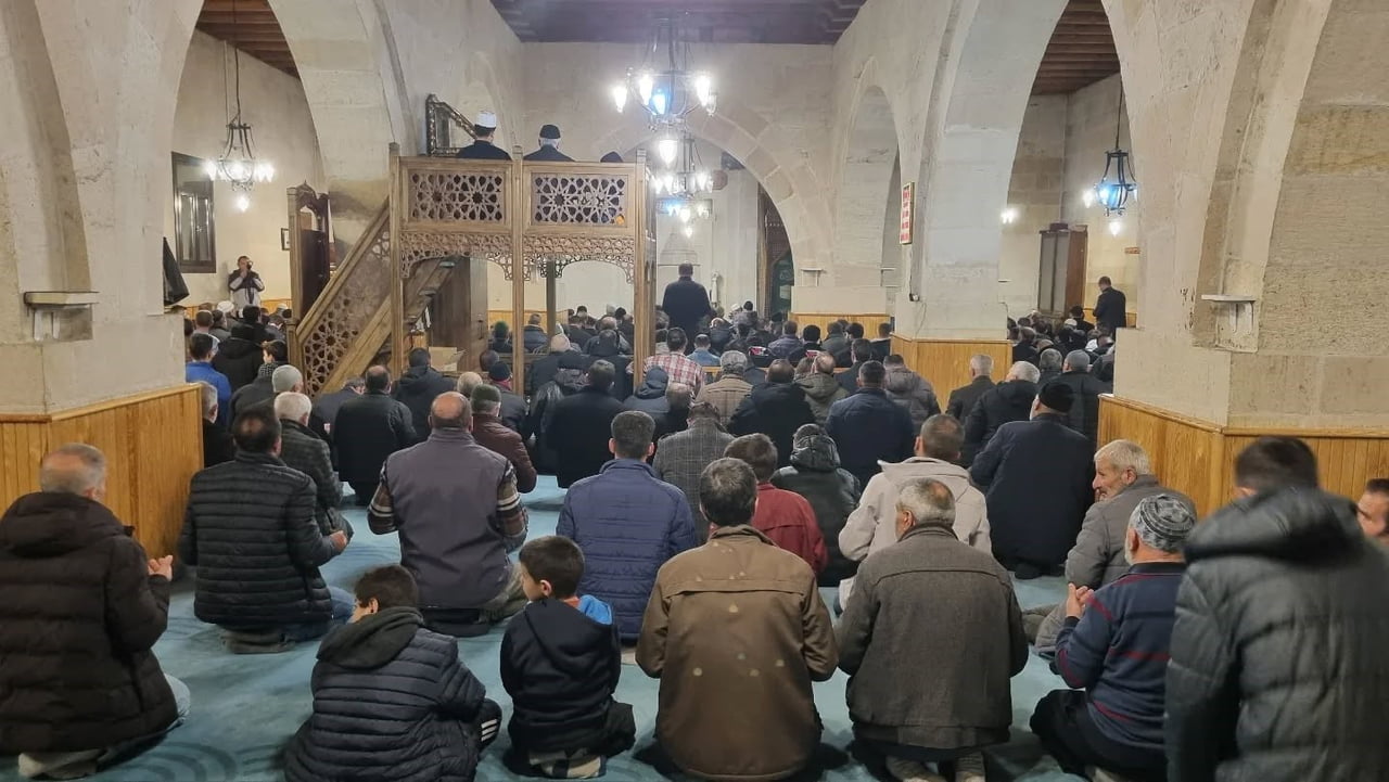 BAYBURT’TA REGAİP KANDİLİ COŞKUSU: ŞEHRİN DÖRT BİR YANINDA MANEVİ BULUŞMA