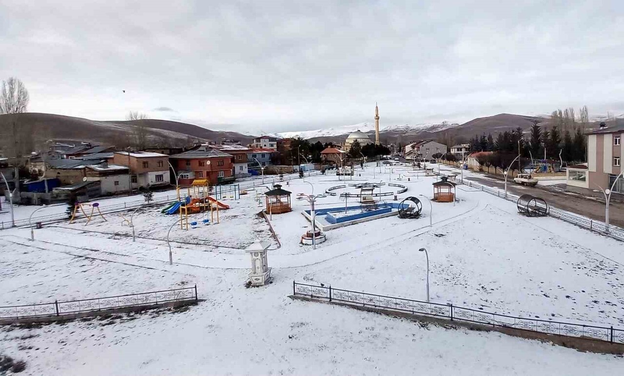 BAYBURT’UN ARPALI BELDESİ GÜNE KAR YAĞIŞIYLA UYANDI