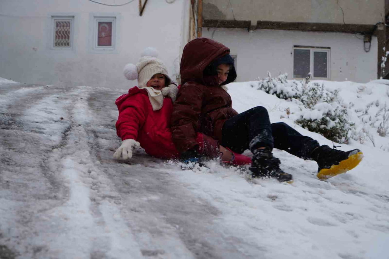 BAYBURT’UN SÜPER ABİLERİ: DİK YOKUŞ PİST OLDU, KARDEŞ SEVGİSİ SOĞUĞU UNUTTURDU