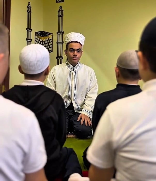 BAZI SOSYAL MEDYA PLATFORMLARINDA LİSE ÇAĞINDAKİ ÖĞRENCİLERİN, NAMAZ İLE ALAY EDEN AKIM VİDEOLARI...