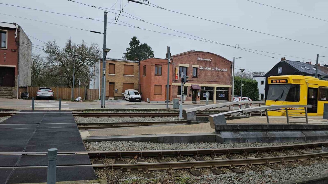 BELÇİKA'NIN CHARLEROİ ŞEHRİNDE AİLE RESTORANI İŞLETEN FASLI BENACHİR BTİSSAM, RESTORANINDA...