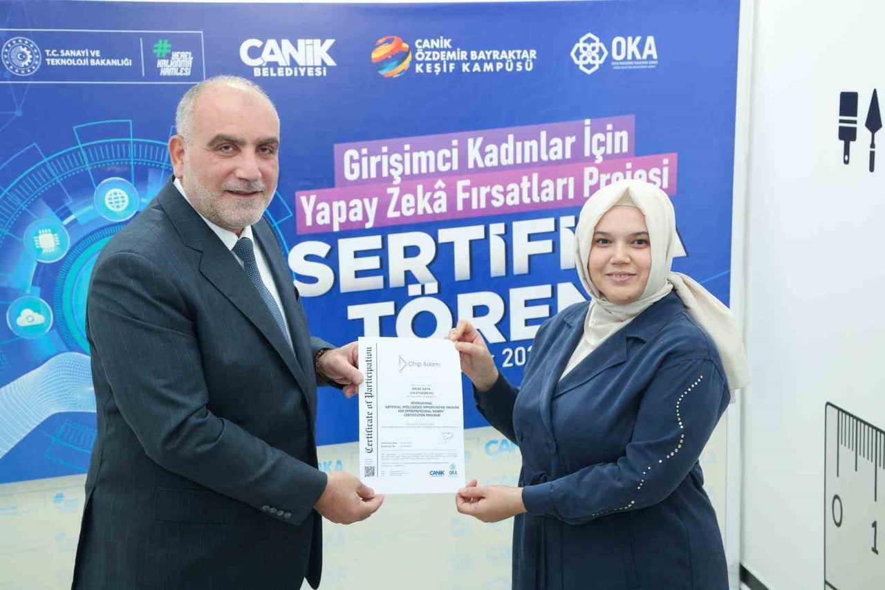 BELEDİYE BAŞKANI İBRAHİM SANDIKÇI SERTİFİKA TESLİM ETTİ.