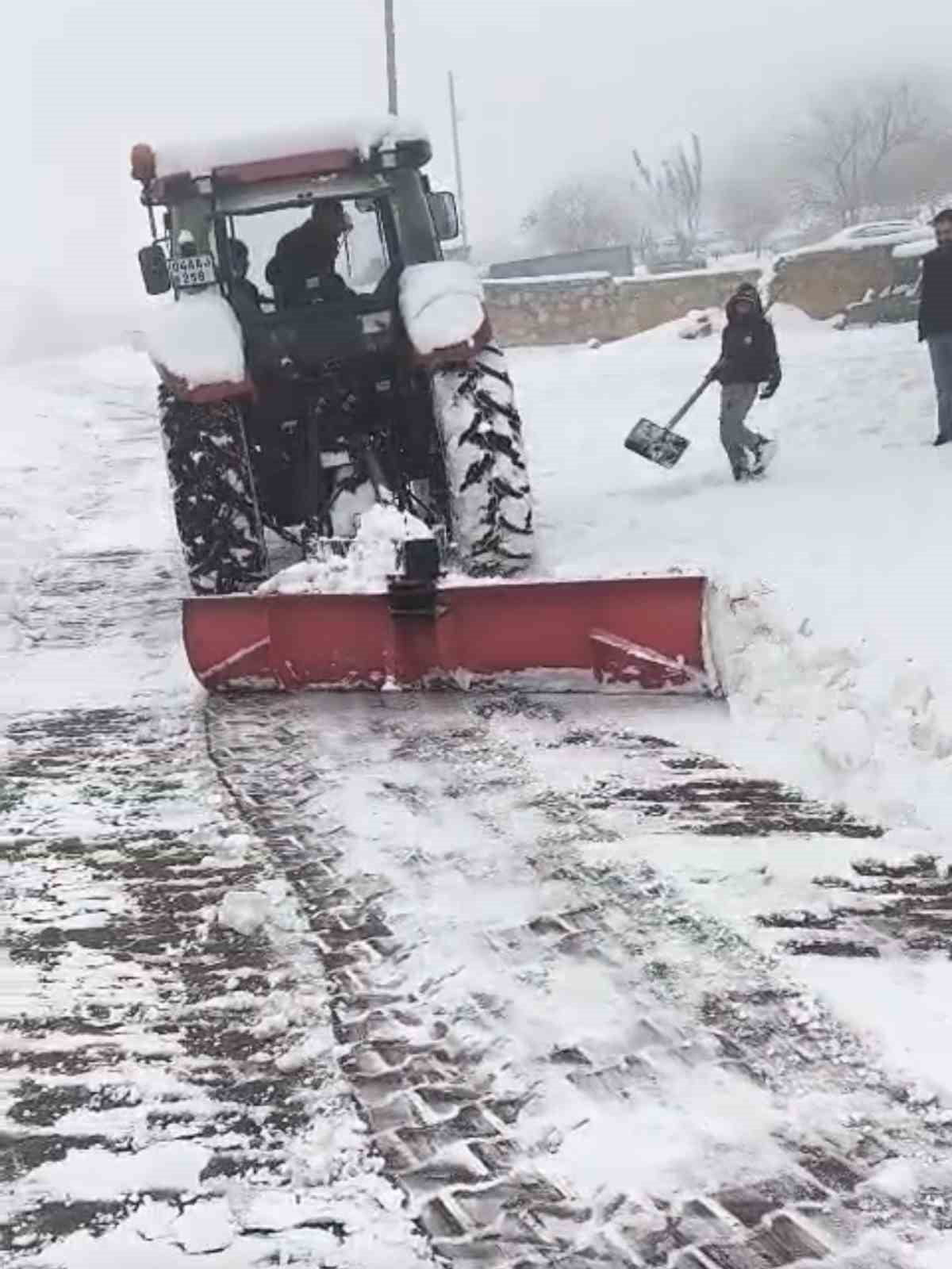 BELEDİYE’DEN UMUDUNU KESEN KÖYLÜLER TRAKTÖRLERE SARILDI