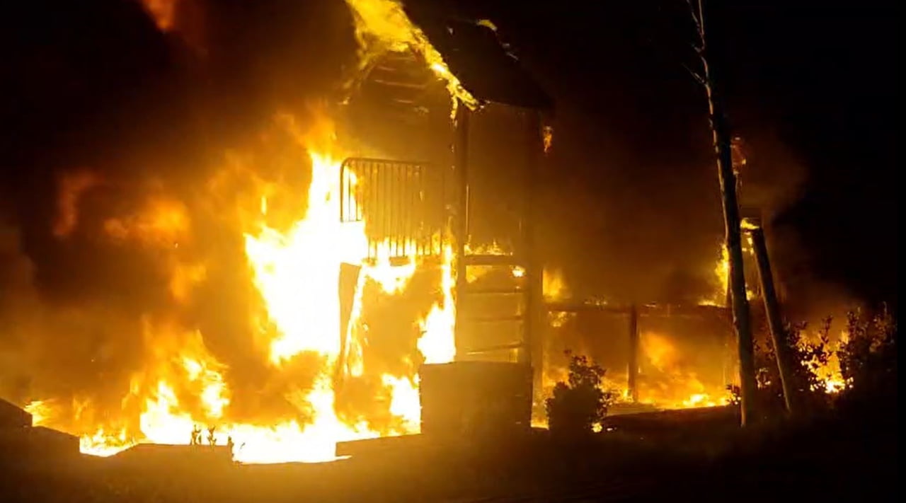 BEYLİKDÜZÜ'NDE KİMLİĞİ BELİRSİZ BİR ŞAHIS TARAFINDAN ATEŞ YAKILAN ÇOCUK PARKINDA YANGIN ÇIKTI....