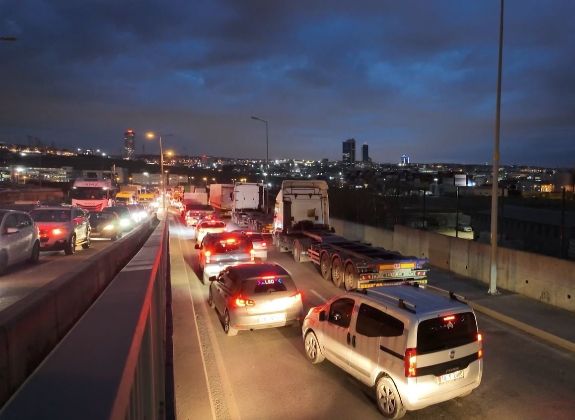 BEYLİKDÜZÜ AMBARLI LİMANINDA TIR ŞOFÖRLERİ, 10 GÜNDÜR YAŞANDIĞI İDDİA EDİLEN UZUN BEKLEME...