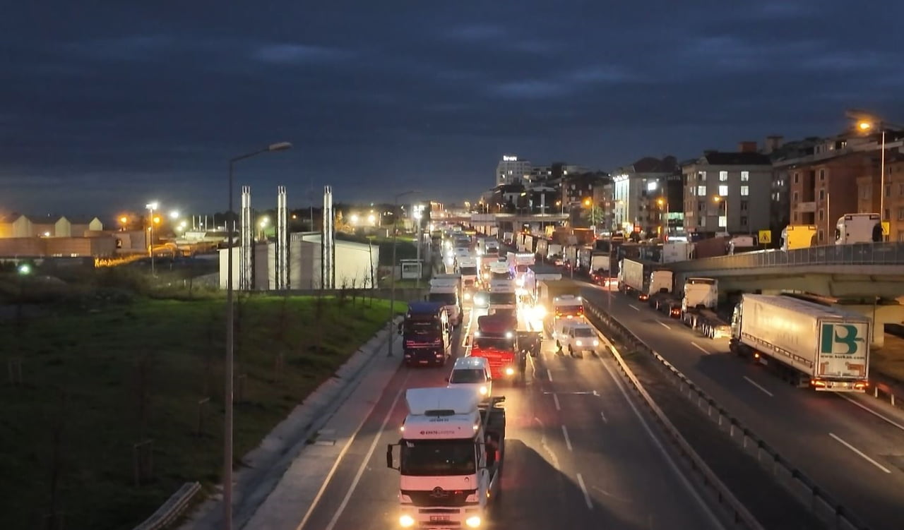 BEYLİKDÜZÜ AMBARLI LİMANINDA TIR ŞOFÖRLERİ, 10 GÜNDÜR YAŞANDIĞI İDDİA EDİLEN UZUN BEKLEME...