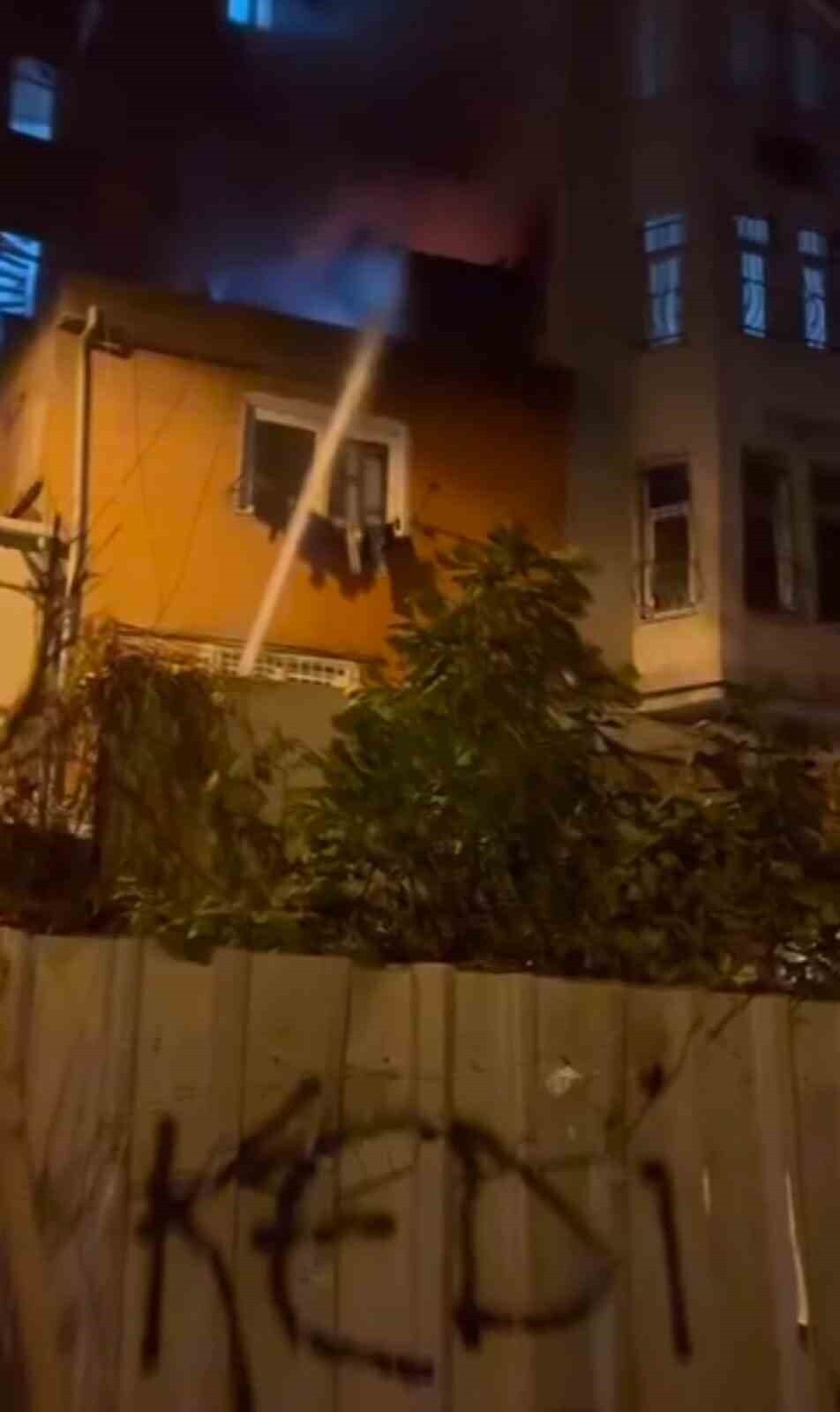 BEYOĞLU’NDA 3 KATLI BİNANIN TERAS KATINDA YANGIN ÇIKTI. KISA SÜREDE BÜYÜYEN ALEVLER PANİĞE NEDEN...