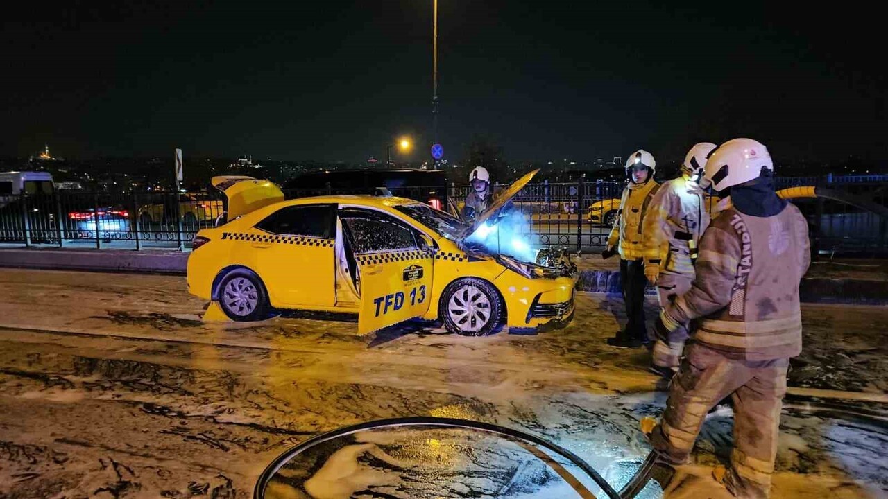 BEYOĞLU’NDA SEYİR HALİNDEKİ TİCARİ TAKSİNİN MOTORU YANDI