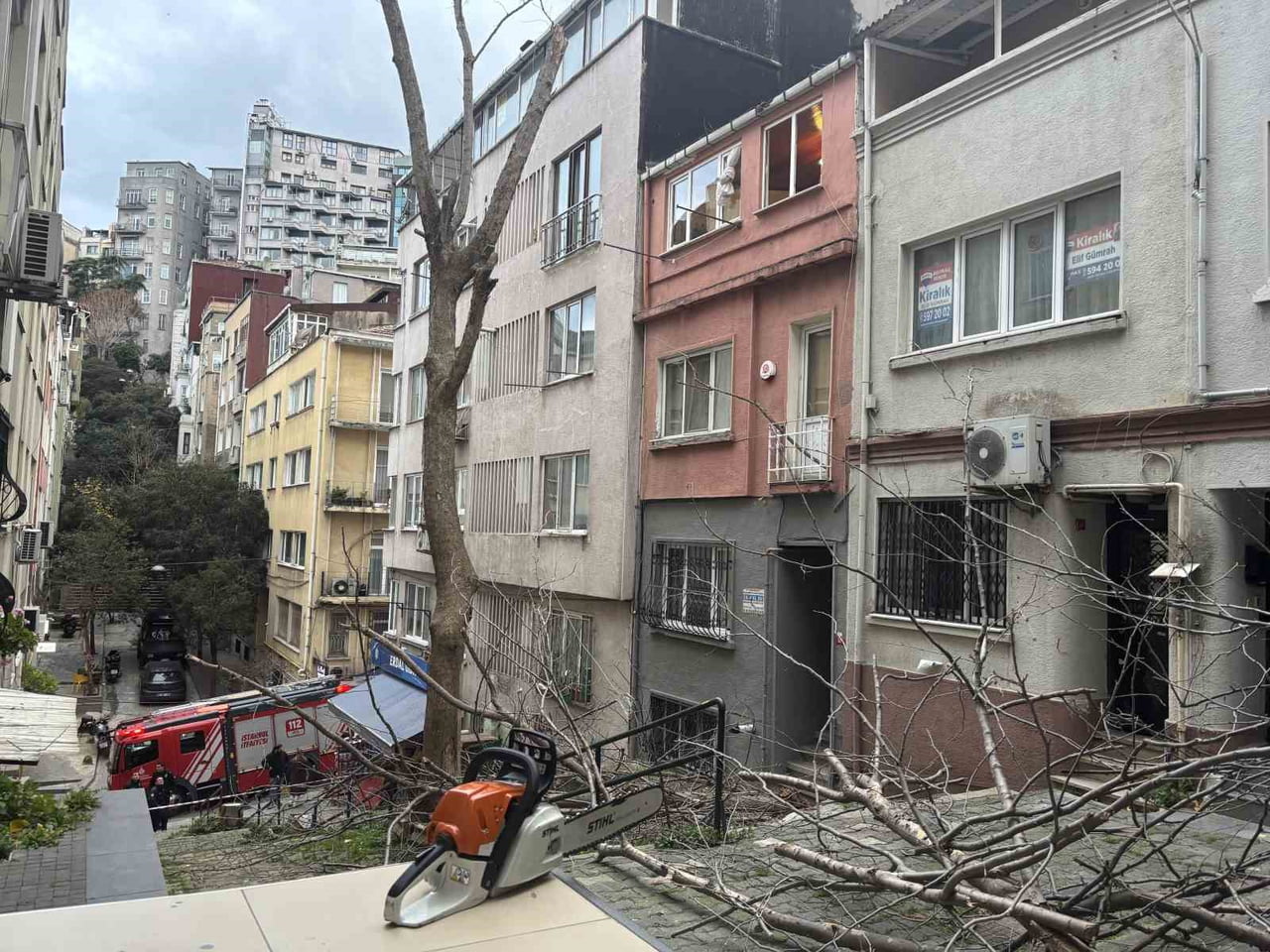 BEYOĞLU’NDA ŞİDDETLİ RÜZGAR NEDENİYLE BİR AĞACIN KIRILAN DALLARI BİNANIN ÜZERİNE...
