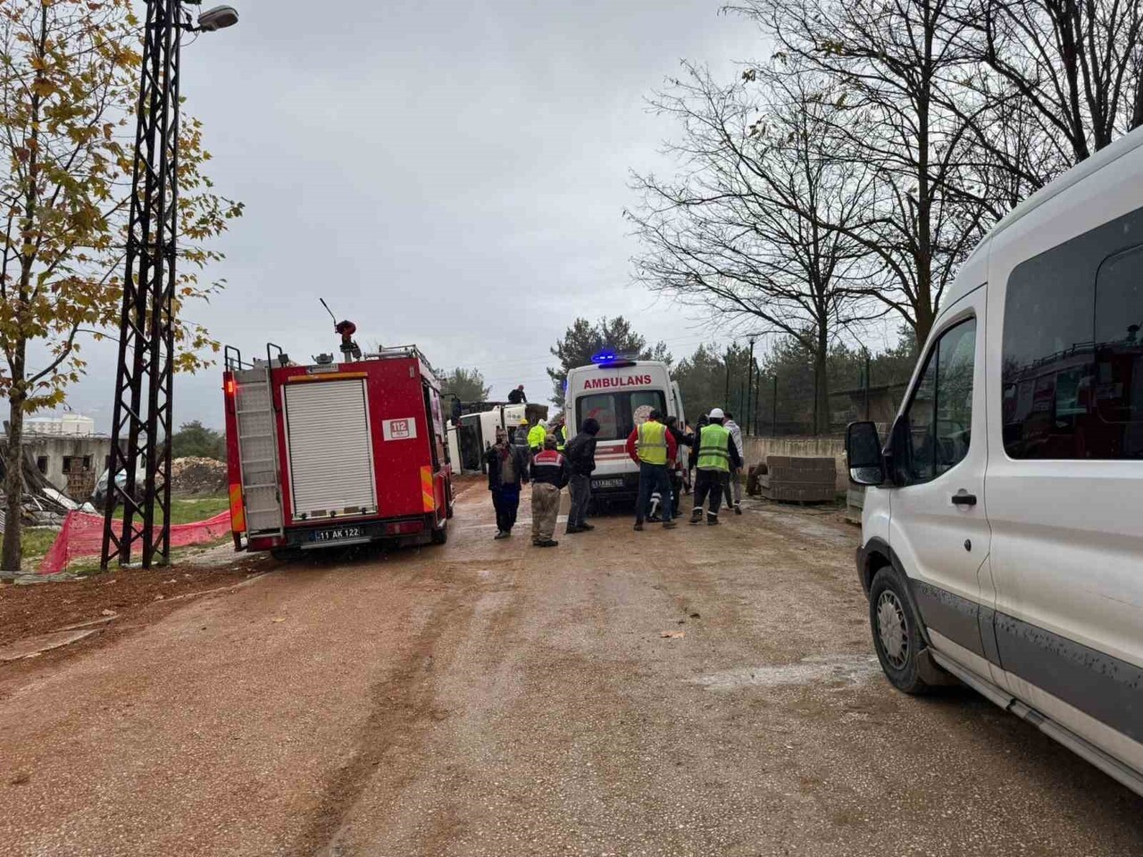BİLECİK'TE DEVRİLEN KAMYONUN SÜRÜCÜSÜ YARALANDI