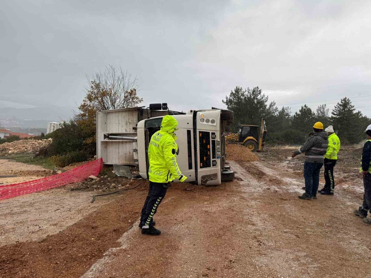 BİLECİK'TE DEVRİLEN KAMYONUN SÜRÜCÜSÜ YARALANDI