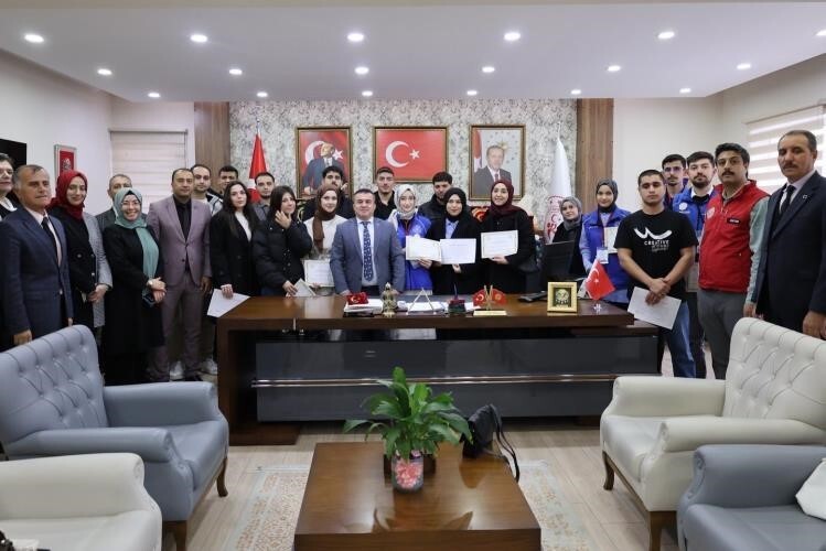 BİLECİK'TE GÖNÜLLÜ GENÇLERE TEŞEKKÜR BELGELERİ TAKDİM EDİLDİ