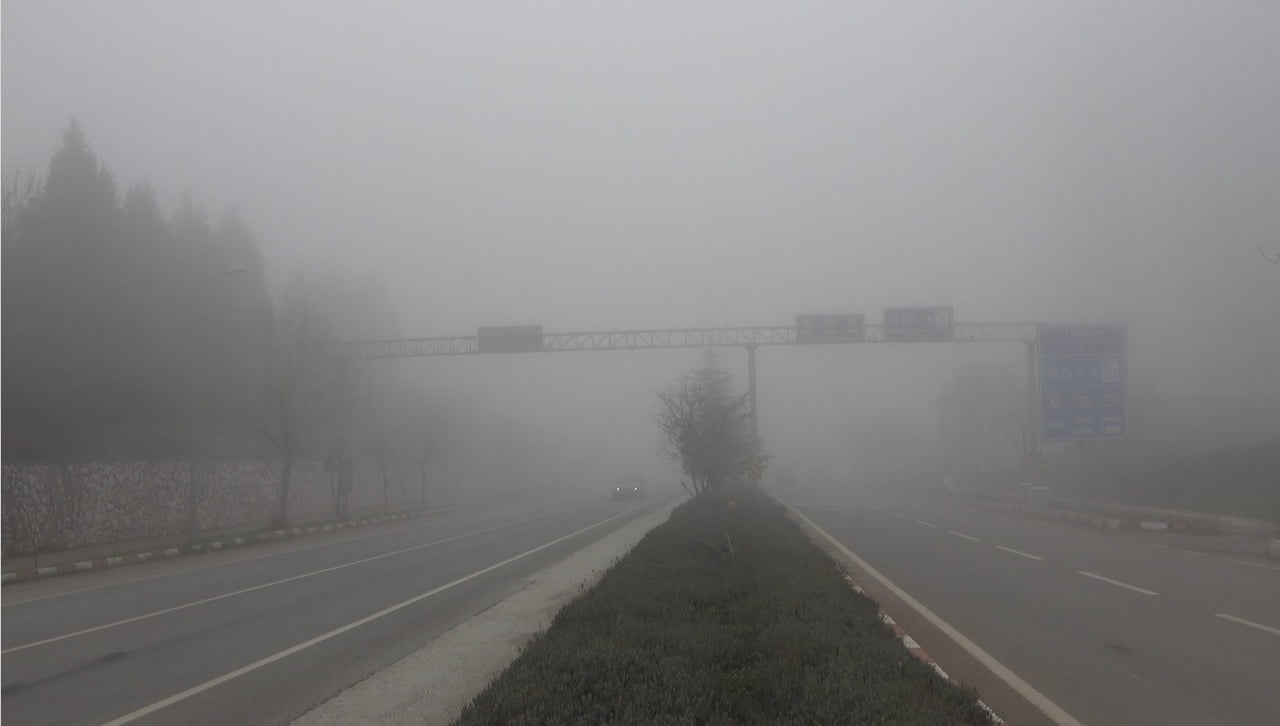 BİLECİK'TE GÖRÜŞ MESAFESİ 20 METREYE KADAR DÜŞTÜ