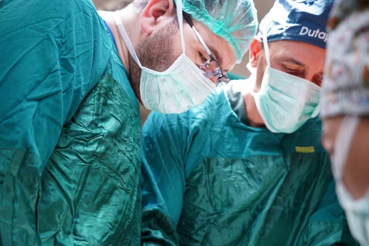 BİLECİK'TE İLK DEFA KARIN ZARI AÇILMADAN 'RAHİM KORUYUCU SAKROKOLPOPEKSİ ’ AMELİYATI...