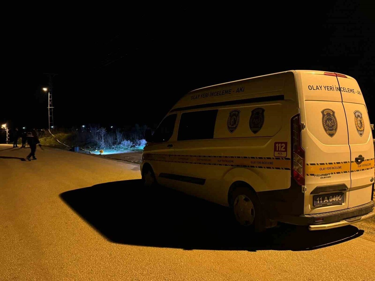 BİLECİK'TE KARNINDA KESİCİ ALET YARASI OLAN BİR ERKEK ŞAHIS YOL KENARINDA ÖLÜ HALDE BULUNDU. POLİS...