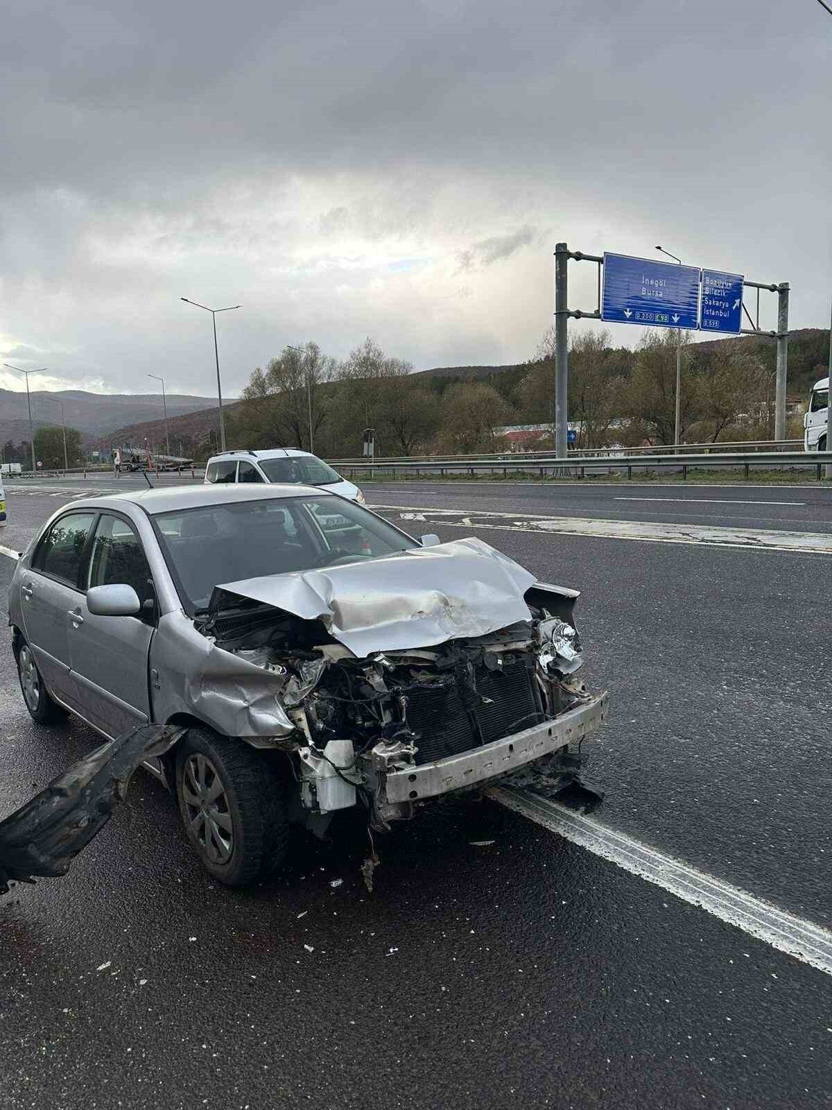 BİLECİK'TE KONTROLDEN ÇIKAN OTOMOBİL BETON BARİYERLERE ÇARPTI; 2 YARALI