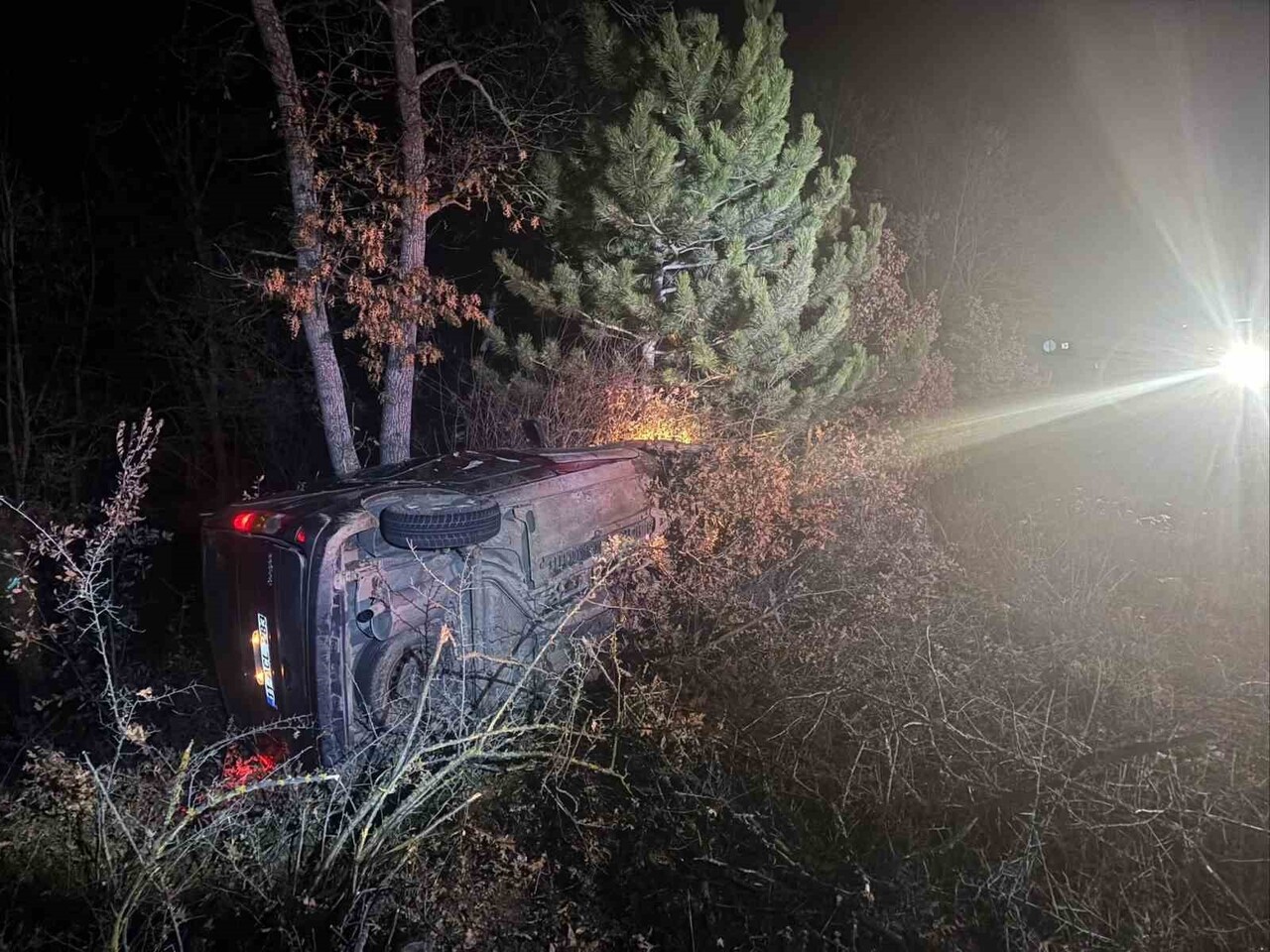 BİLECİK'TE SEYİR HALİNDE KONTROLDEN ÇIKAN OTOMOBİL ŞARAMPOLE UÇARKEN, 2 KİŞİ YARALANDI.
