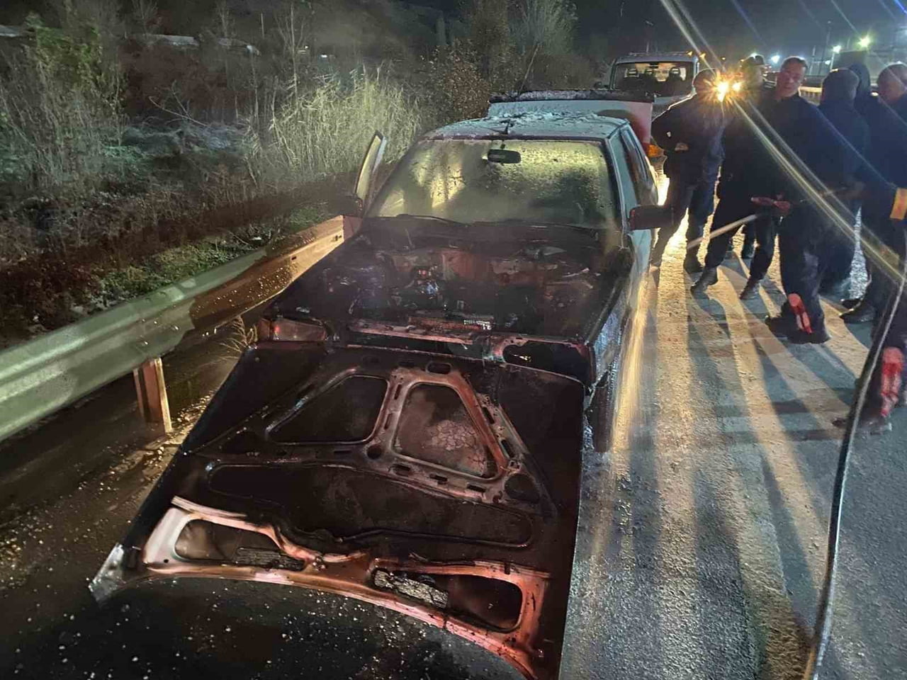 BİLECİK'TE SEYİR HALİNDEYKEN ANİDEN ALEV ALAN OTOMOBİLDE ÇIKAN YANGIN İTFAİYE EKİPLERİNCE...