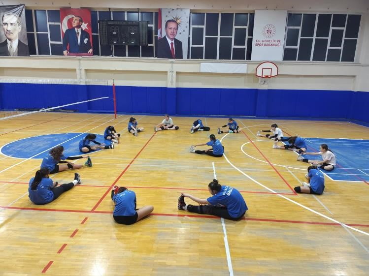 BİLECİK'TE SPOR OKULLARINDA VOLEYBOL ANTRENMANLARI SÜRÜYOR