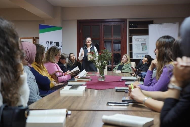 BİLECİK'TE ÜRETEN KADINLAR KİTAP KULÜBÜ ETKİNLİĞİNDE BİR ARAYA GELDİ