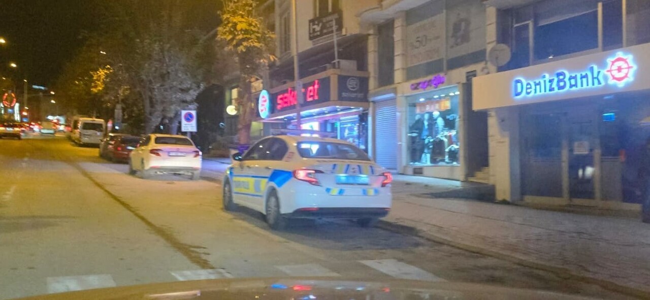 BİLECİK'TE YAN BAKMA SEBEBİYLE ÇIKAN KAVGADA YAŞI KÜÇÜK BİR ŞAHIS, BACAĞINA SAPLANAN BIÇAĞI...