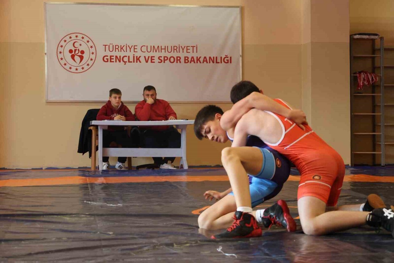 BİLECİK’TE GÜREŞTE GENÇLERDEN YOĞUN MÜCADELE