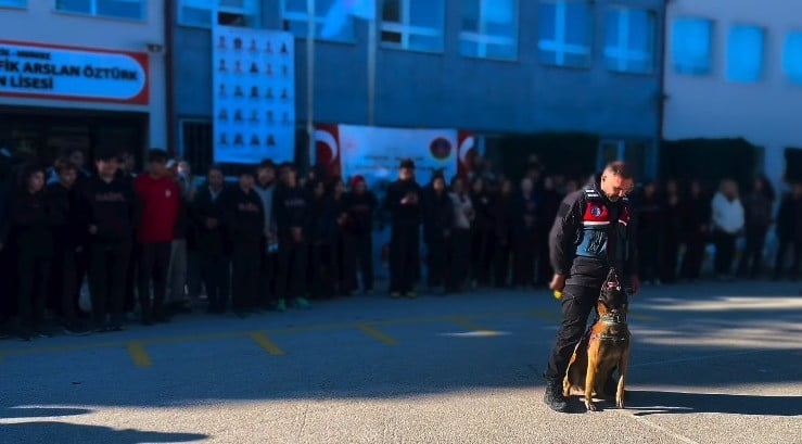 BİLECİK’TE ÖĞRENCİLERE YERLİ VE MİLLİ JANDARMA SİSTEMLERİ TANITILDI