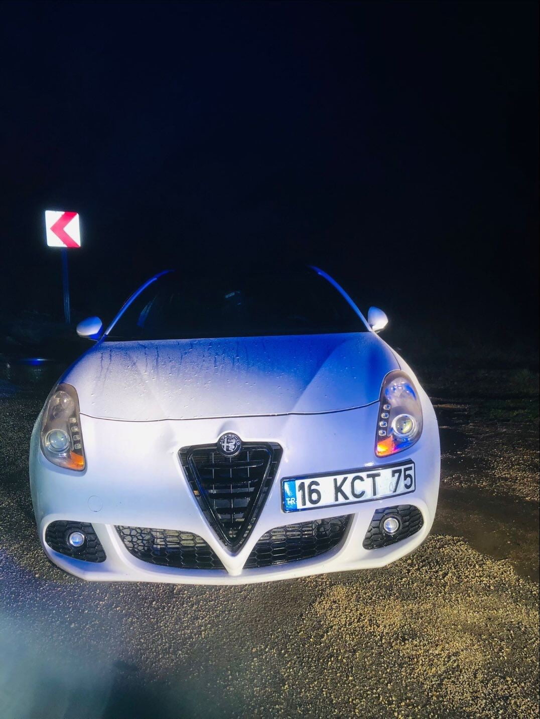 BİLECİK’TE YAĞIŞ KAZAYI BERABERİNDE GETİRDİ: OTOMOBİL İLE TIR ÇARPIŞTI, 2 YARALI