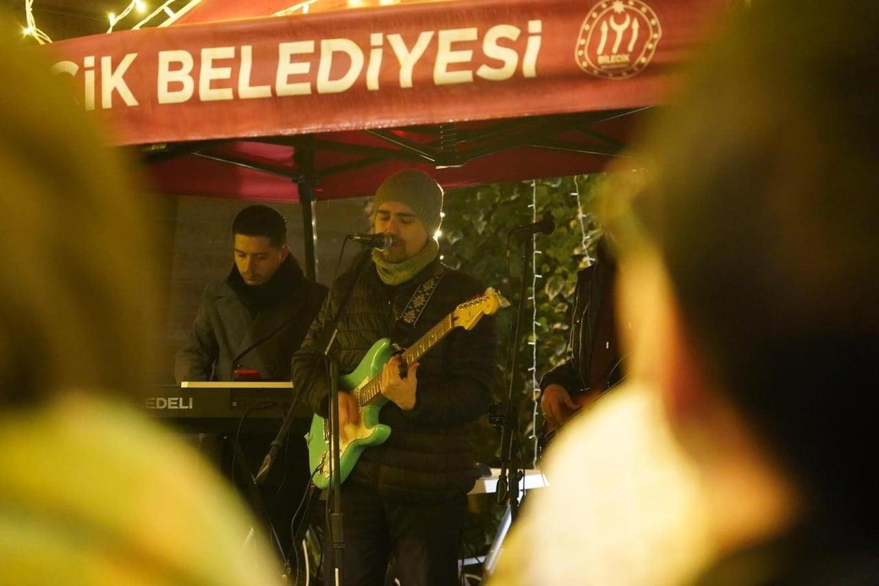 BİLECİK’TE YENİ YIL COŞKUSU SANAT SOKAĞI’NDA KONSERLERLE YAŞANIYOR