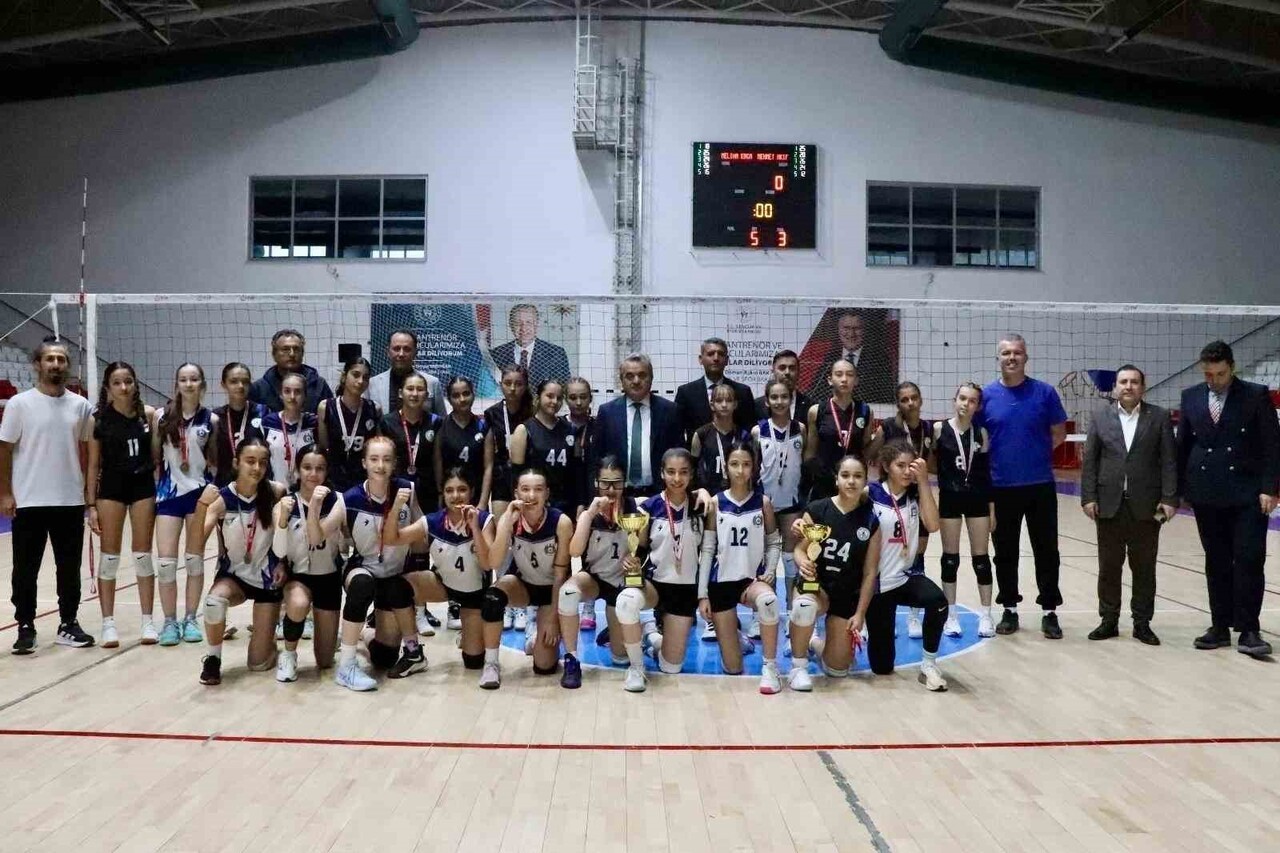 BİLECİK’TE YILDIZ KIZLAR VOLEYBOL FİNALİ HEYECANI