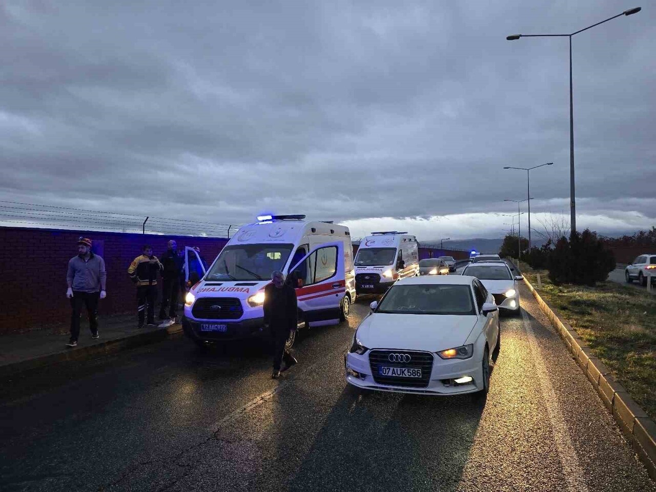 BİNGÖL'DE İKİ ARACIN ÇARPIŞMASI SONUCU MEYDANA GELEN TRAFİK KAZASINDA 6 KİŞİ YARALANDI.