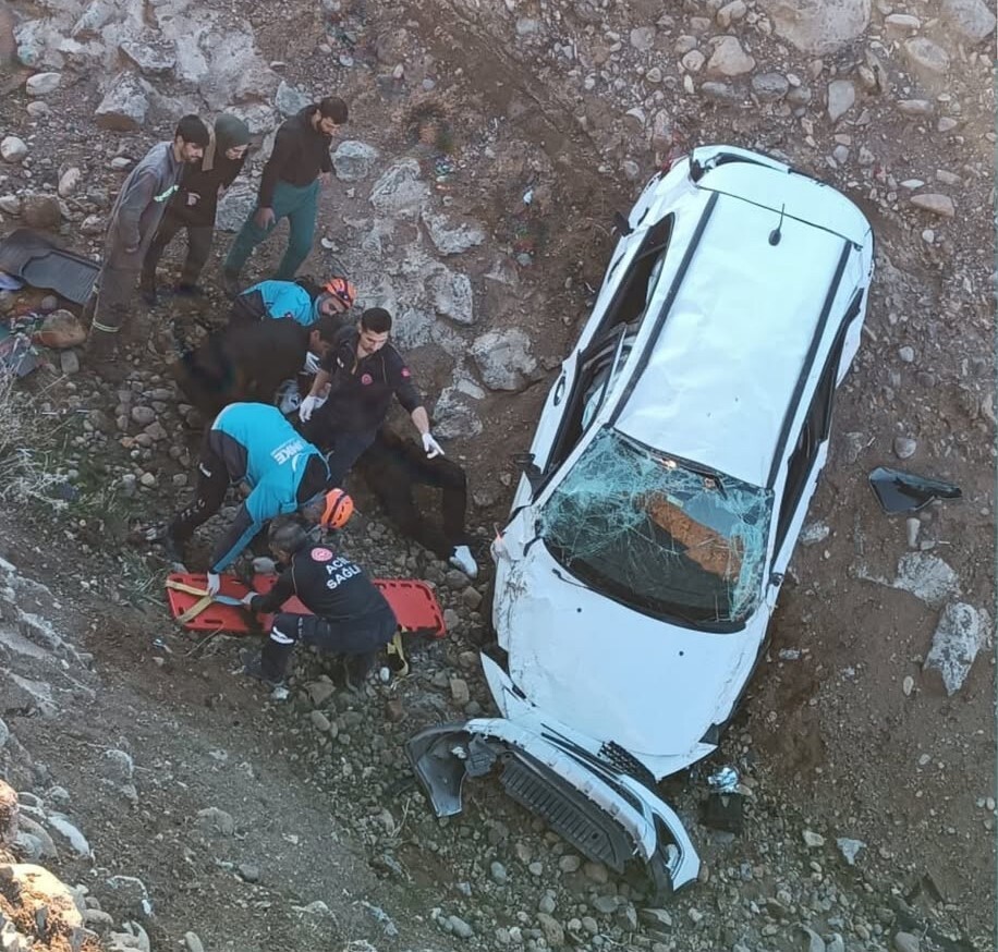 BİNGÖL’DE OTOMOBİL YOLDAN ÇIKTI: 2 YARALI