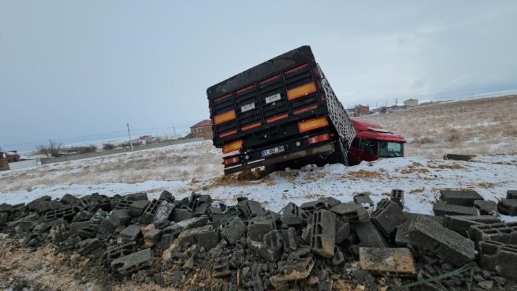 BİTLİS'İN ADİLCEVAZ İLÇESİNDE BRİKET YÜKLÜ TIRIN DEVRİLMESİ SONUCU SÜRÜCÜ YARARLANDI