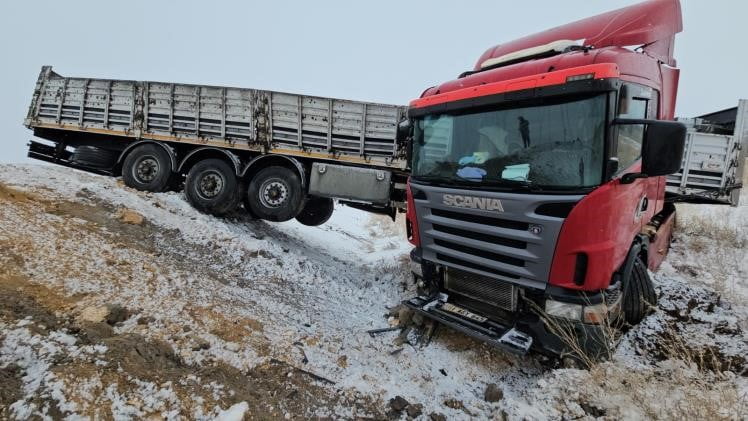 BİTLİS'İN ADİLCEVAZ İLÇESİNDE BRİKET YÜKLÜ TIRIN DEVRİLMESİ SONUCU SÜRÜCÜ YARARLANDI