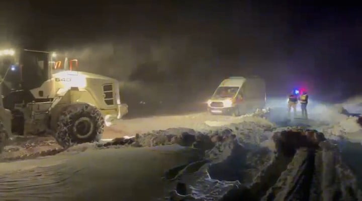 BİTLİS'İN GÜROYMAK İLÇESİNDE ETKİLİ OLAN YOĞUN KAR YAĞIŞI VE TİPİ NEDENİYLE YOLU KAPANAN KÖYDE...