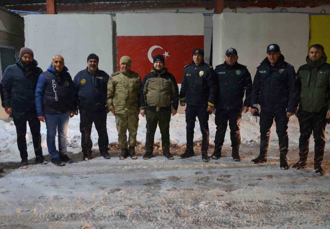 BİTLİS'İN TATVAN İLÇE KAYMAKAMI YİĞİT YAŞAR DEMİRER, İLÇE EMNİYET MÜDÜRÜ UFUK ATEŞ VE İLÇE...