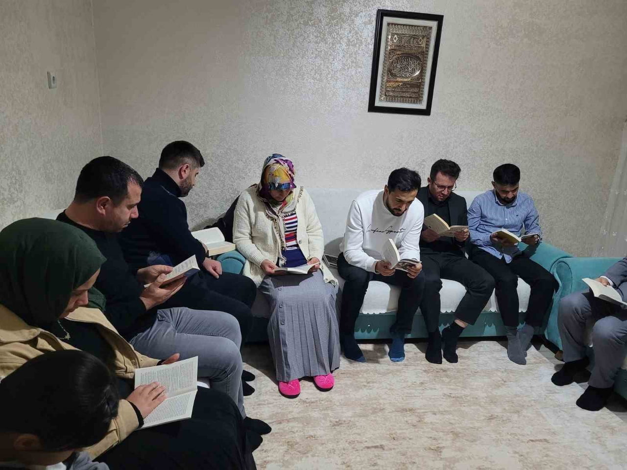 “BİTLİS AİLECE KİTAP OKUYOR” PROJESİ KAPSAMINDA, İL MİLLİ EĞİTİM MÜDÜRÜ VEDAT KAYA, BİTLİS...