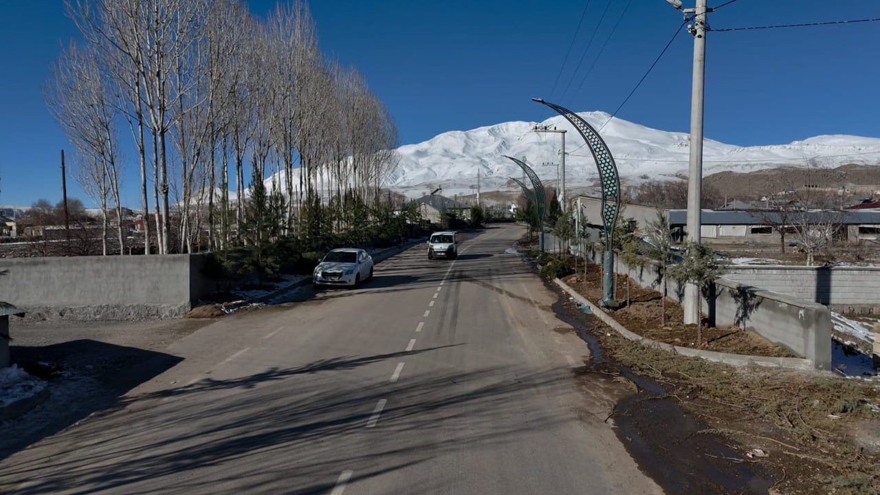 BİTLİS’İN ADİLCEVAZ İLÇESİNE BAĞLI AYDINLAR BELDESİ, SÜPHAN DAĞI’NIN ETEKLERİNDE SUNDUĞU EŞSİZ...